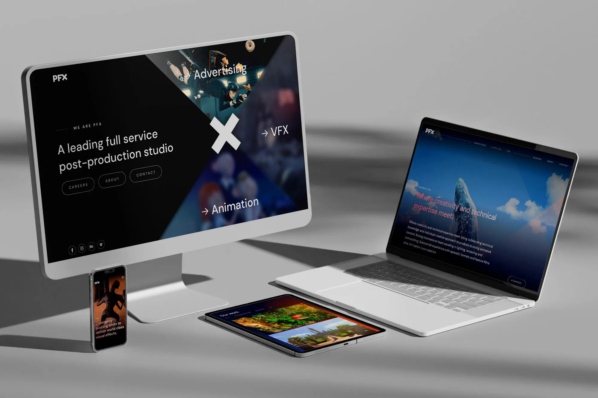 Web PFX na monitoru, notebooku, tabletu a telefonu, na každém zařízení jiná stránka webu.