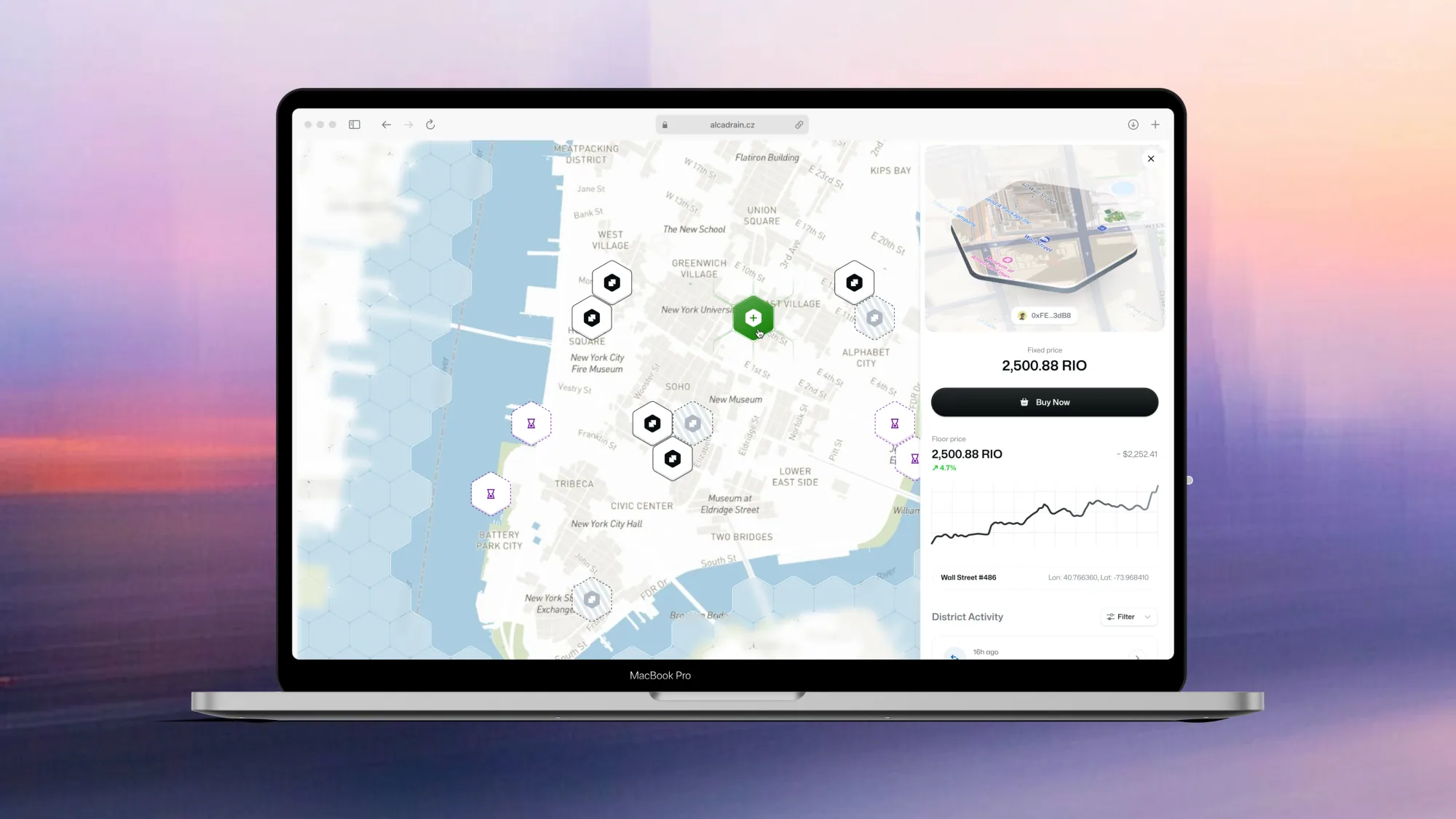 MacBook s mapou Manhattanu složenou ze šestiúhelníkových dlaždic, vedle postranní panel s pevnou cenou, tlačítkem „Buy Now“ a grafem historie ceny.